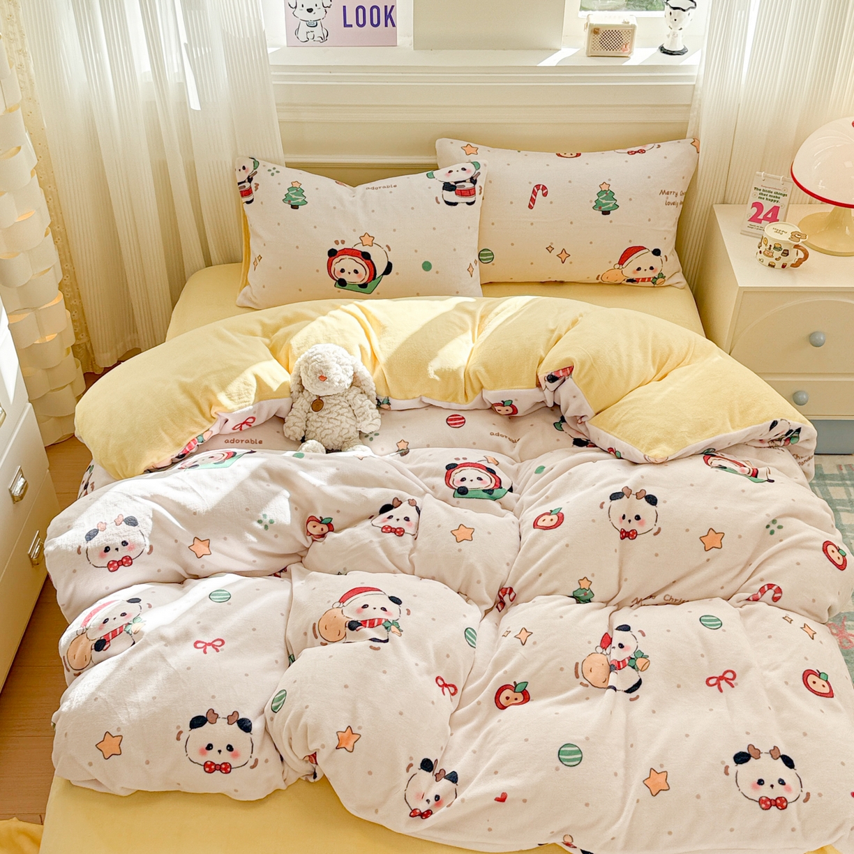 91家纺网 家纺一手货源 找家纺 呗旺鹿 2025新款A类牛奶绒数码印花卡通小清新四件套（场景二） 圣诞丫丫