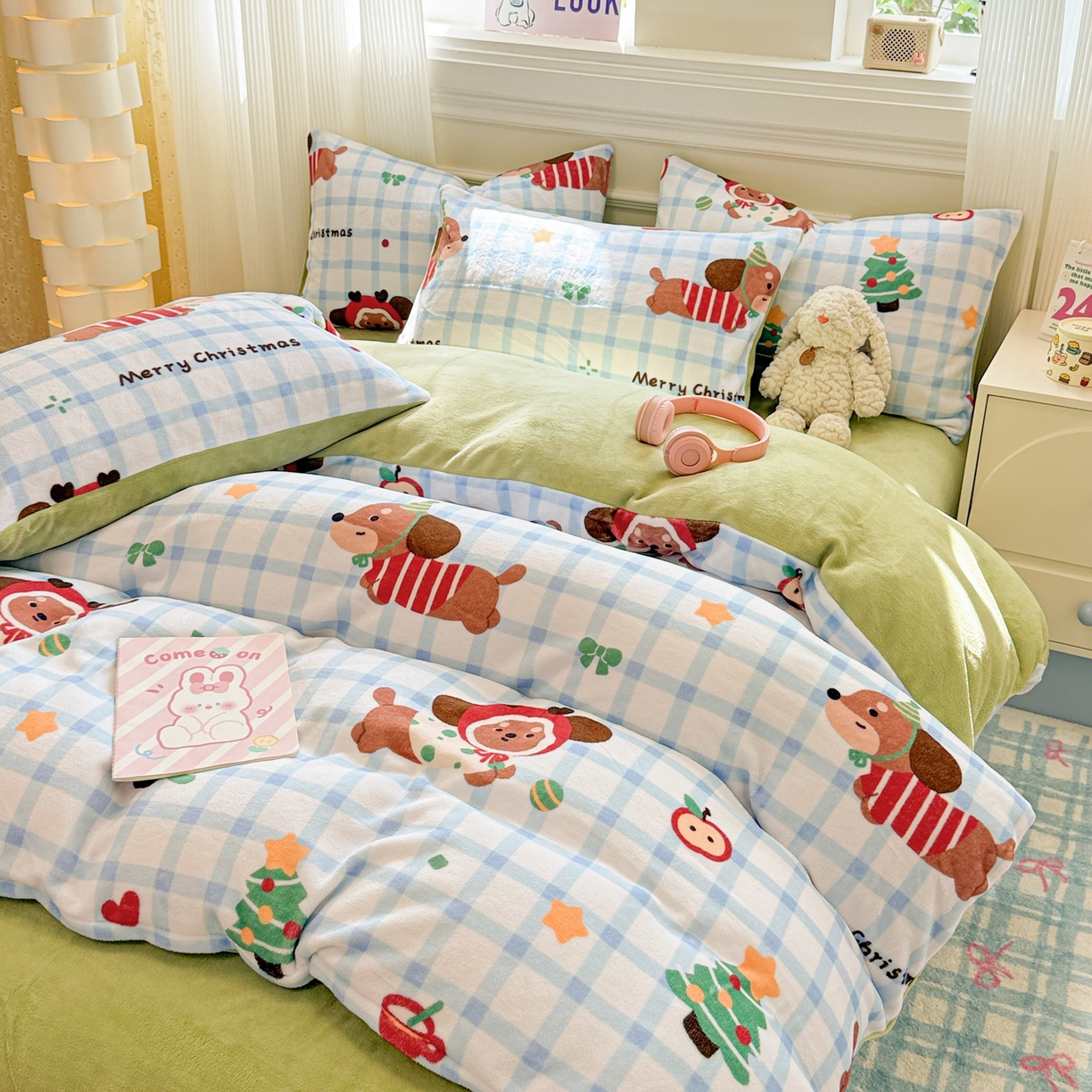 91家纺网 家纺一手货源 找家纺 呗旺鹿 2025新款A类牛奶绒数码印花卡通小清新四件套（场景二） 圣诞腊肠狗