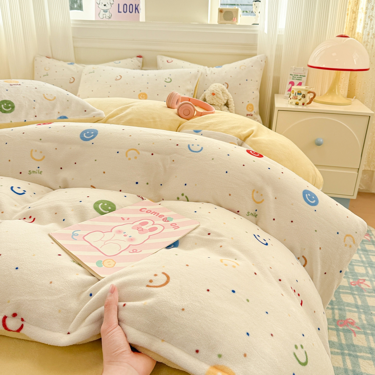 91家纺网 家纺一手货源 找家纺 呗旺鹿 2025新款A类牛奶绒数码印花卡通小清新四件套（场景二） 多彩笑脸