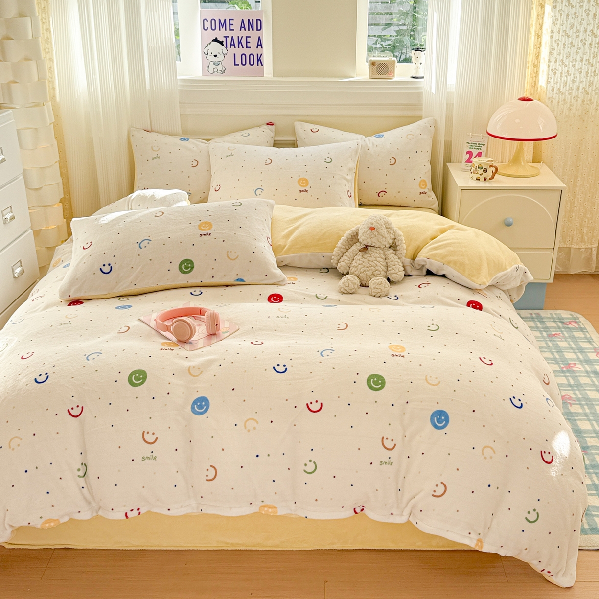 91家纺网 家纺一手货源 找家纺 呗旺鹿 2025新款A类牛奶绒数码印花卡通小清新四件套（场景二） 多彩笑脸