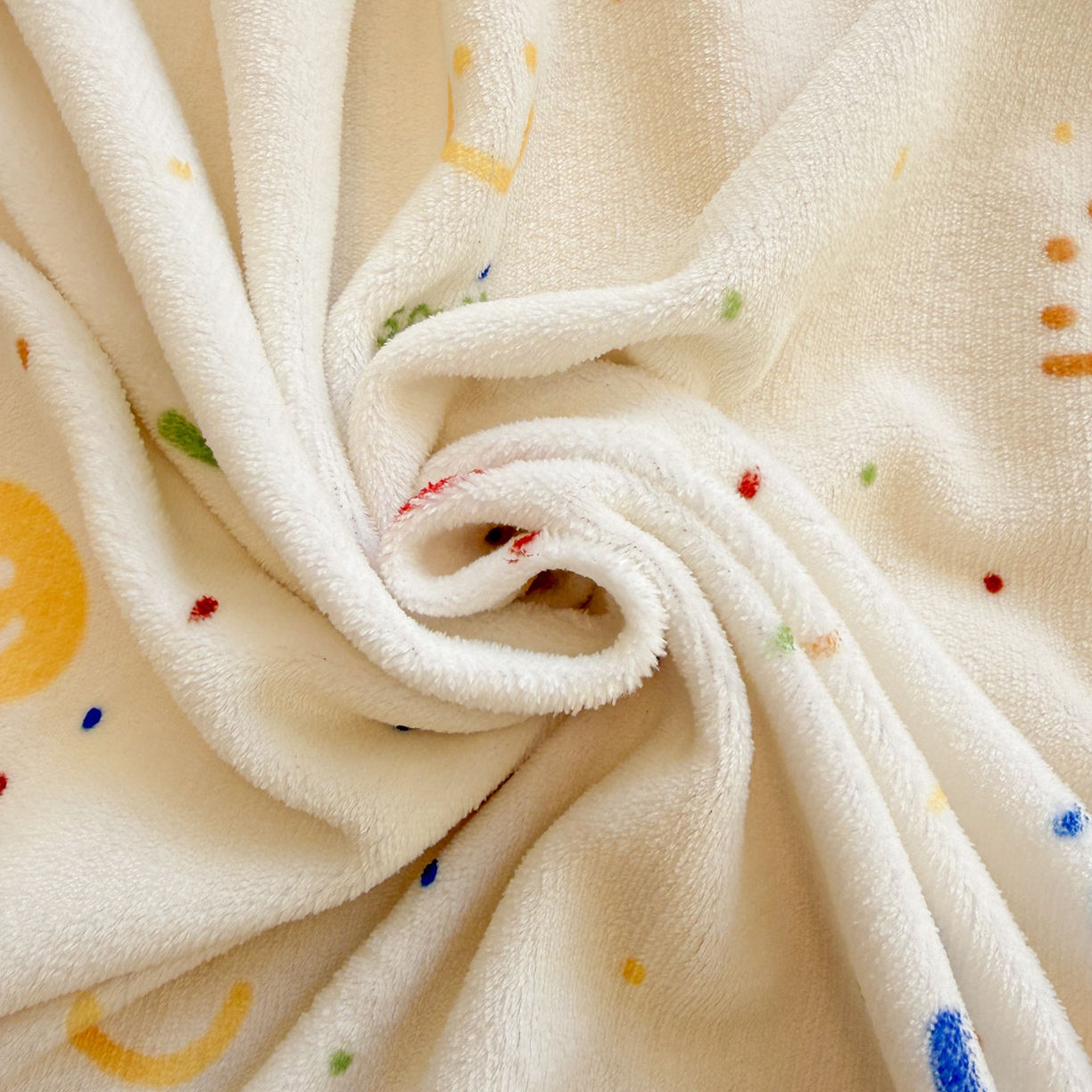 91家纺网 家纺一手货源 找家纺 呗旺鹿 2025新款A类牛奶绒数码印花卡通小清新四件套（场景二） 多彩笑脸