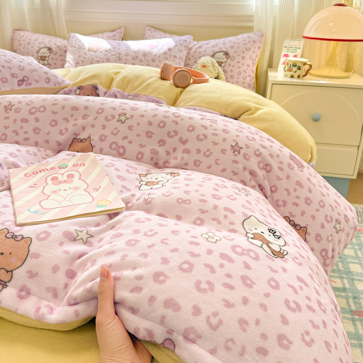 91家纺网 家纺一手货源 找家纺 呗旺鹿 2025新款A类牛奶绒数码印花卡通小清新四件套（场景二） 豹纹凯蒂