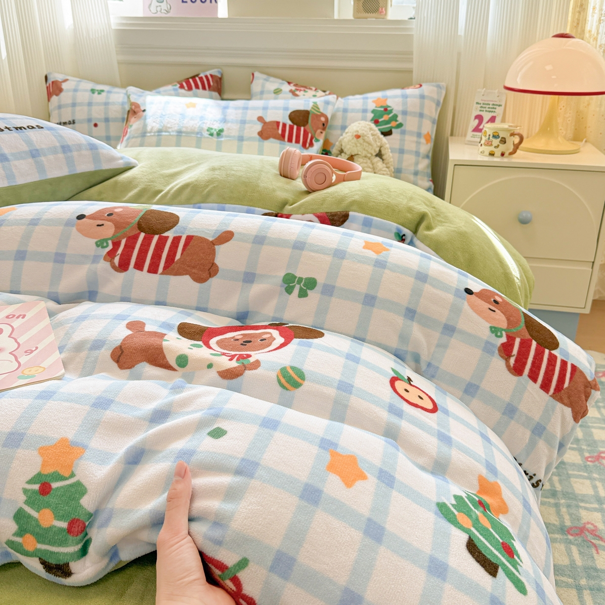 91家纺网 家纺一手货源 找家纺 呗旺鹿 2025新款A类牛奶绒数码印花卡通小清新四件套（场景二） 圣诞腊肠狗