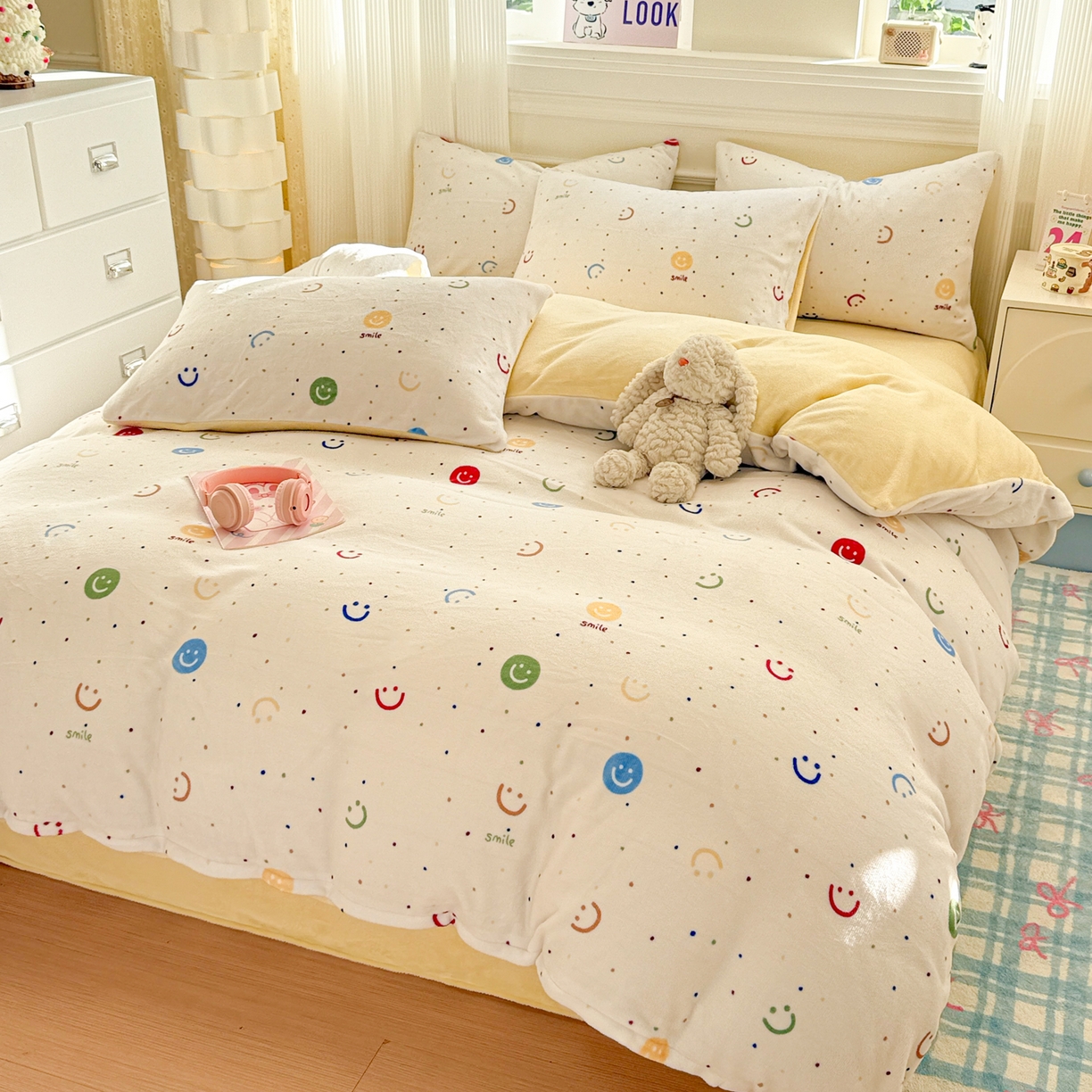 91家纺网 家纺一手货源 找家纺 呗旺鹿 2025新款A类牛奶绒数码印花卡通小清新四件套（场景二） 多彩笑脸
