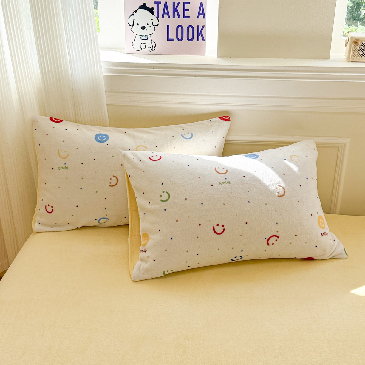 91家纺网 家纺一手货源 找家纺 呗旺鹿 2025新款A类牛奶绒数码印花卡通小清新四件套（场景二） 多彩笑脸