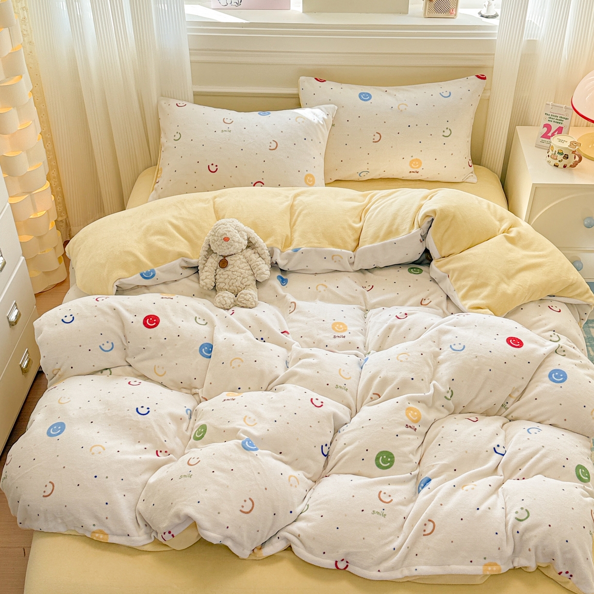 91家纺网 家纺一手货源 找家纺 呗旺鹿 2025新款A类牛奶绒数码印花卡通小清新四件套（场景二） 多彩笑脸