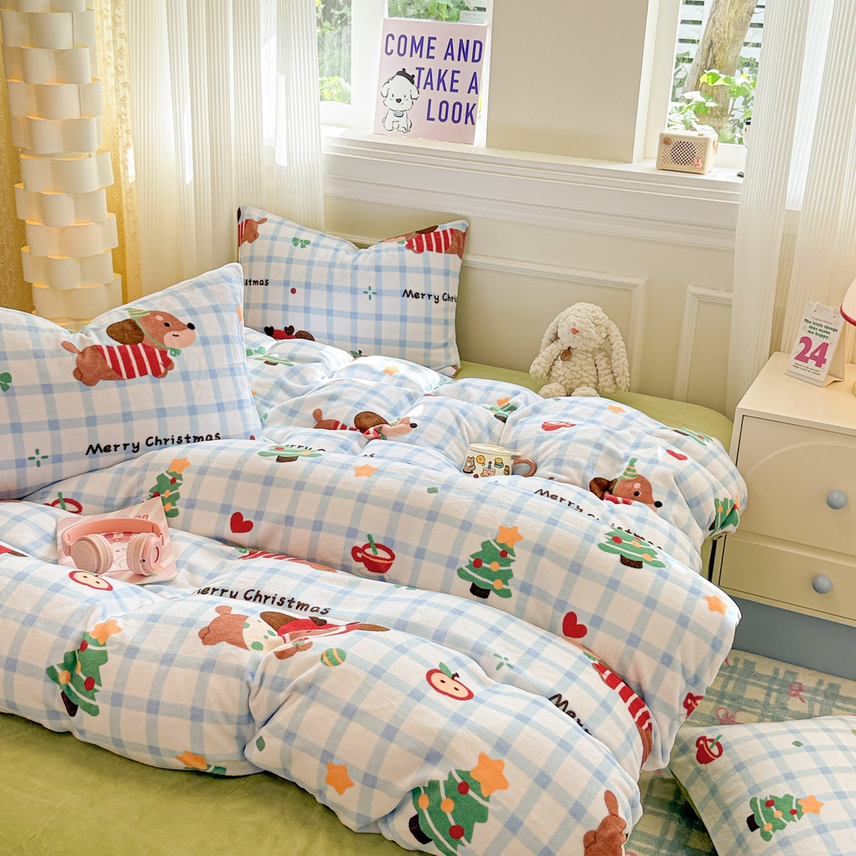 91家纺网 家纺一手货源 找家纺 呗旺鹿 2025新款A类牛奶绒数码印花卡通小清新四件套（场景二） 圣诞腊肠狗