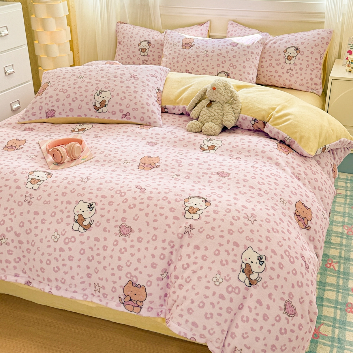 91家纺网 家纺一手货源 找家纺 呗旺鹿 2025新款A类牛奶绒数码印花卡通小清新四件套（场景二） 豹纹凯蒂