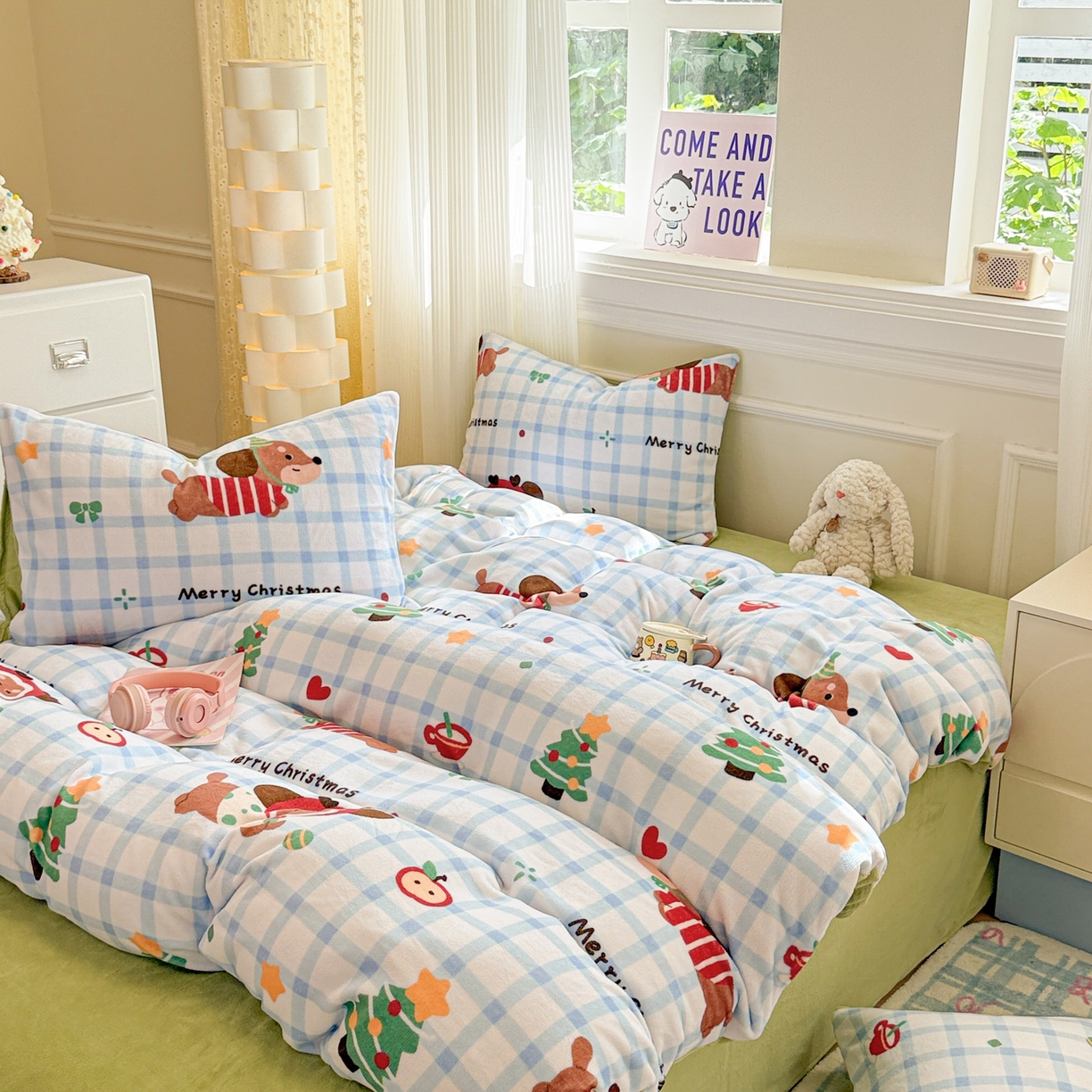 91家纺网 家纺一手货源 找家纺 呗旺鹿 2025新款A类牛奶绒数码印花卡通小清新四件套（场景二） 圣诞腊肠狗