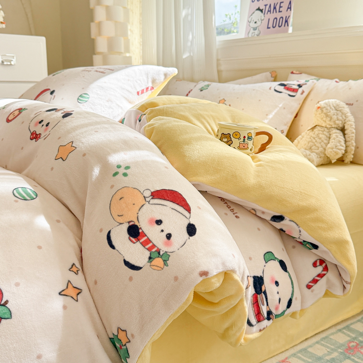 91家纺网 家纺一手货源 找家纺 （总）呗旺鹿 2025新款A类牛奶绒数码印花卡通小清新四件套（场景二）