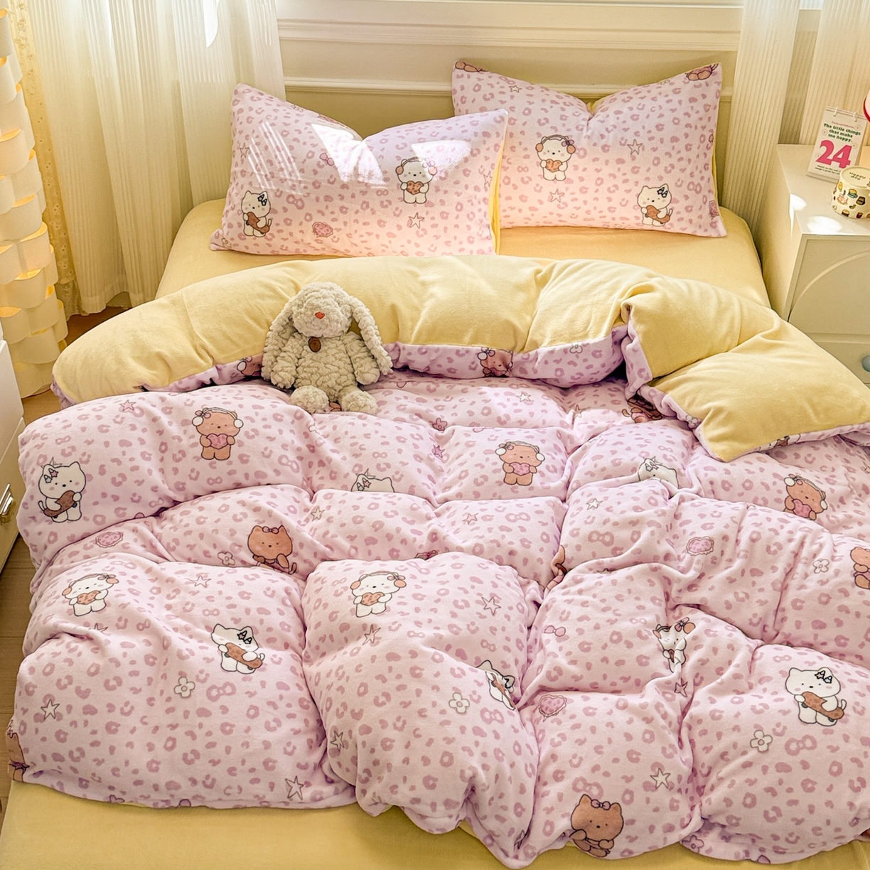 91家纺网 家纺一手货源 找家纺 呗旺鹿 2025新款A类牛奶绒数码印花卡通小清新四件套（场景二） 豹纹凯蒂