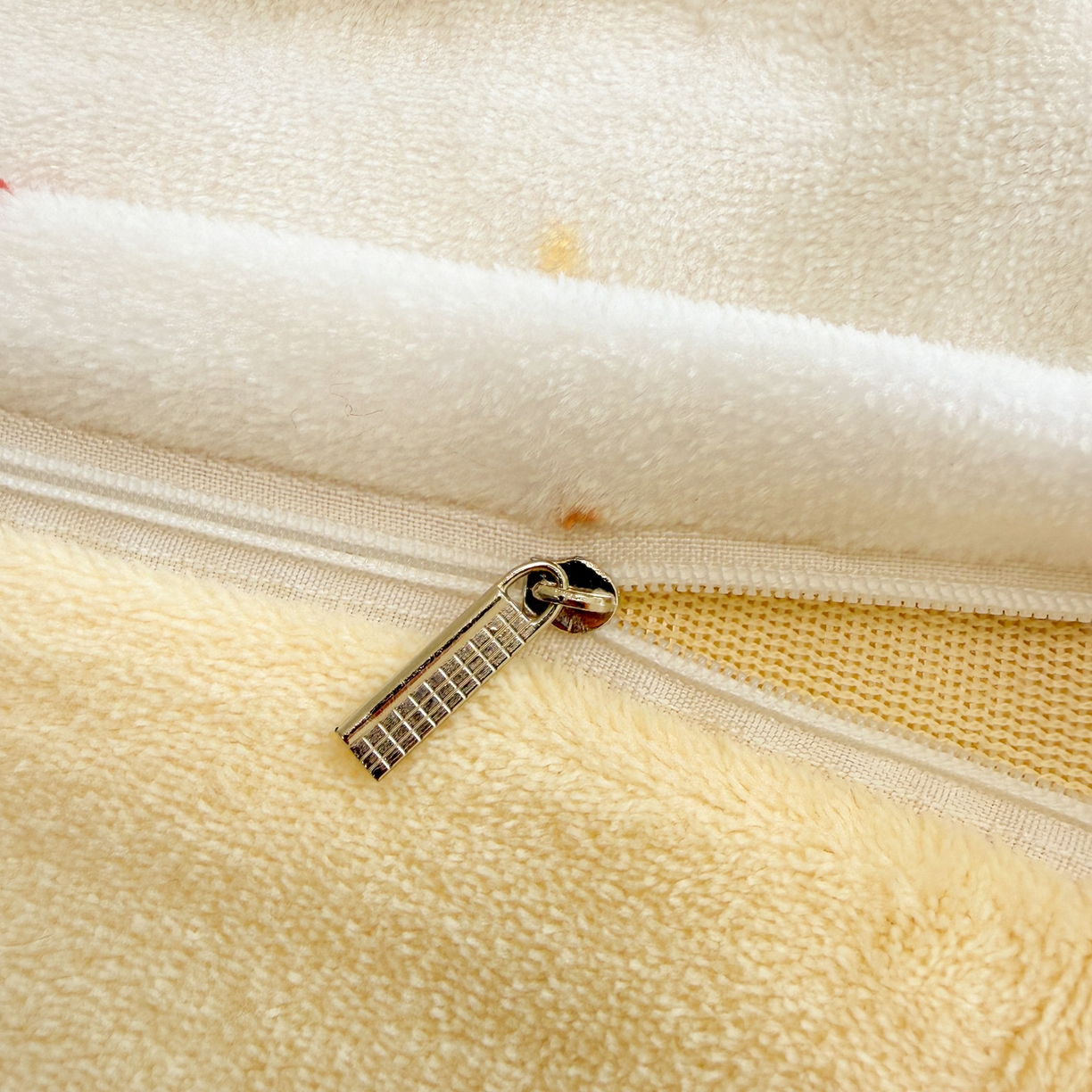 91家纺网 家纺一手货源 找家纺 呗旺鹿 2025新款A类牛奶绒数码印花卡通小清新四件套（场景二） 多彩笑脸