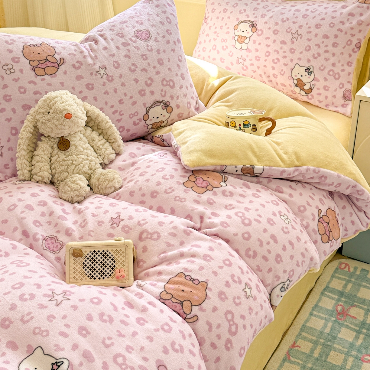 91家纺网 家纺一手货源 找家纺 呗旺鹿 2025新款A类牛奶绒数码印花卡通小清新四件套（场景二） 豹纹凯蒂