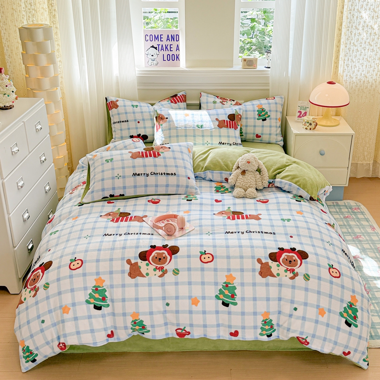 91家纺网 家纺一手货源 找家纺 呗旺鹿 2025新款A类牛奶绒数码印花卡通小清新四件套（场景二） 圣诞腊肠狗