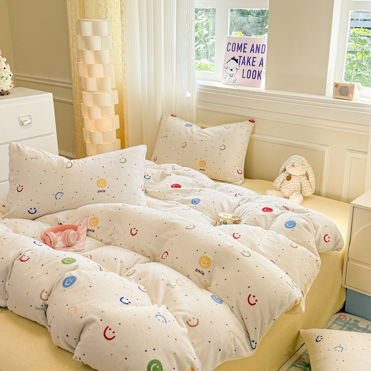 91家纺网 家纺一手货源 找家纺 呗旺鹿 2025新款A类牛奶绒数码印花卡通小清新四件套（场景二） 多彩笑脸