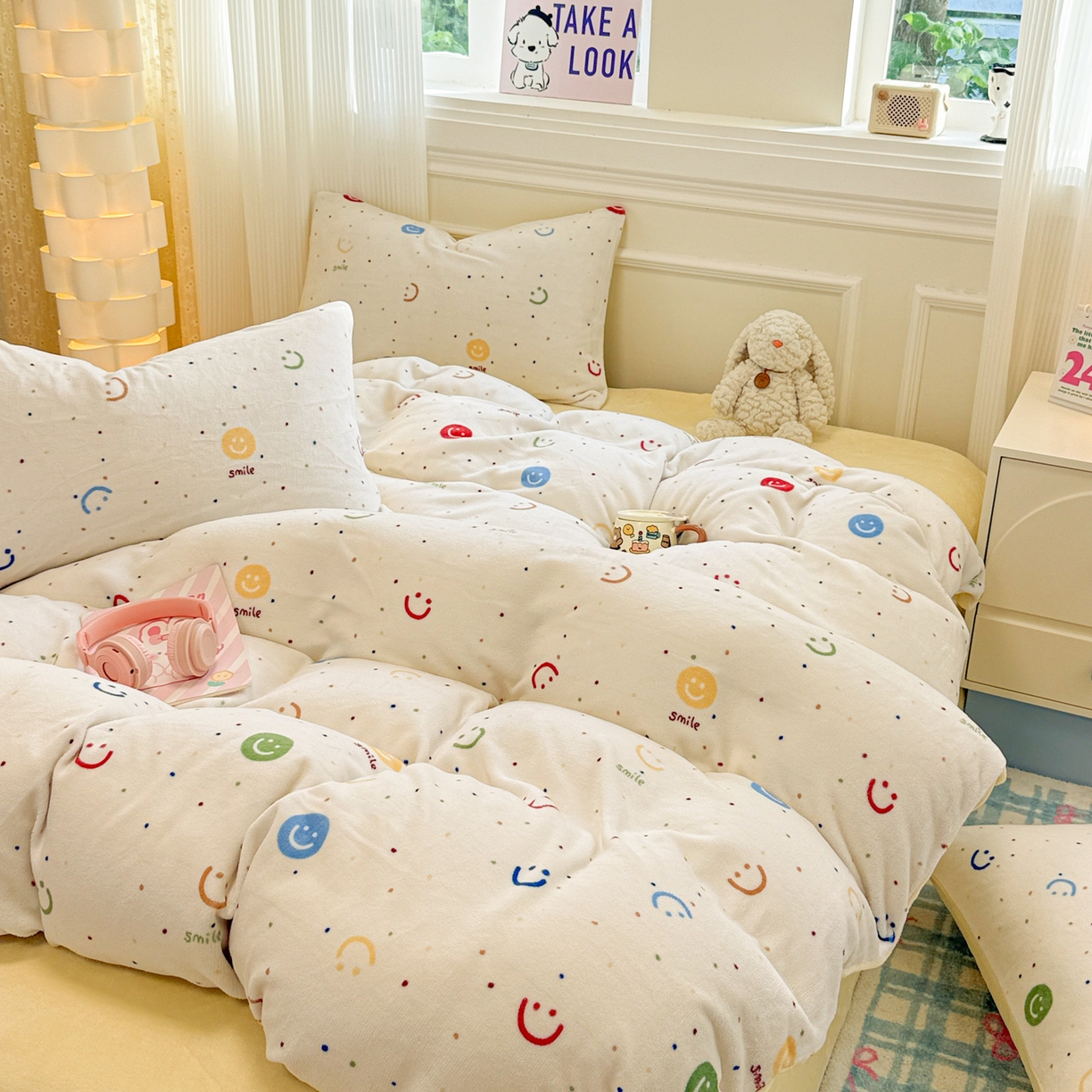 91家纺网 家纺一手货源 找家纺 呗旺鹿 2025新款A类牛奶绒数码印花卡通小清新四件套（场景二） 多彩笑脸
