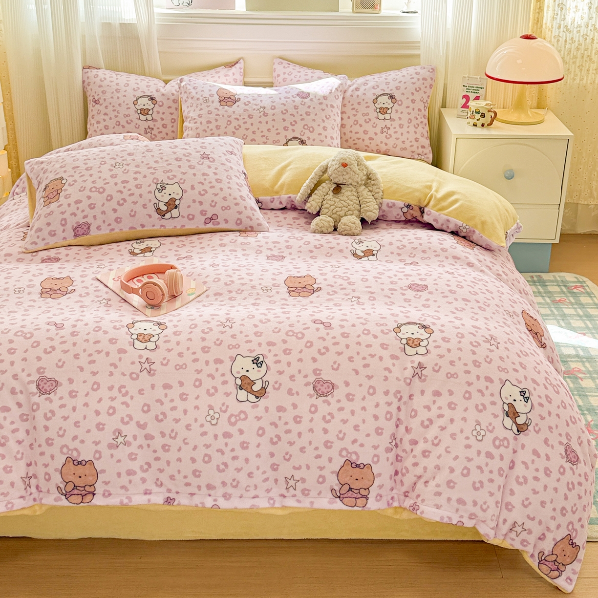 91家纺网 家纺一手货源 找家纺 呗旺鹿 2025新款A类牛奶绒数码印花卡通小清新四件套（场景二） 豹纹凯蒂