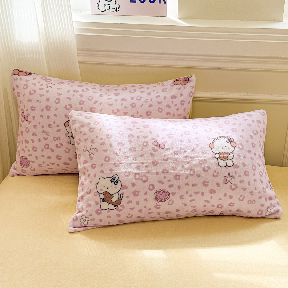 91家纺网 家纺一手货源 找家纺 呗旺鹿 2025新款A类牛奶绒数码印花卡通小清新四件套（场景二） 豹纹凯蒂