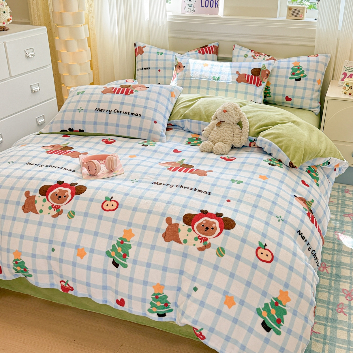 91家纺网 家纺一手货源 找家纺 呗旺鹿 2025新款A类牛奶绒数码印花卡通小清新四件套（场景二） 圣诞腊肠狗