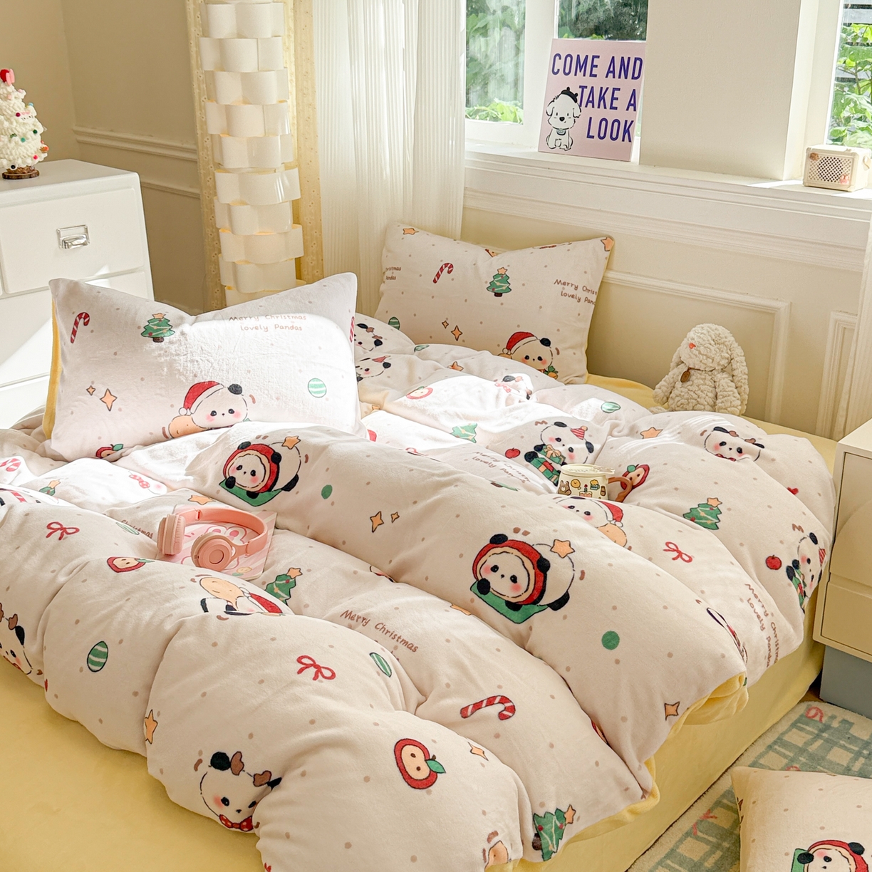 91家纺网 家纺一手货源 找家纺 呗旺鹿 2025新款A类牛奶绒数码印花卡通小清新四件套（场景二） 圣诞丫丫