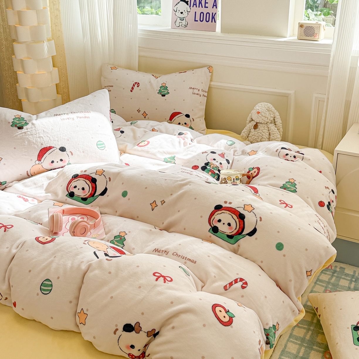 91家纺网 家纺一手货源 找家纺 呗旺鹿 2025新款A类牛奶绒数码印花卡通小清新四件套（场景二） 圣诞丫丫
