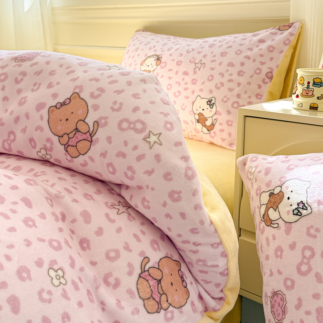 91家纺网 家纺一手货源 找家纺 呗旺鹿 2025新款A类牛奶绒数码印花卡通小清新四件套（场景二） 豹纹凯蒂