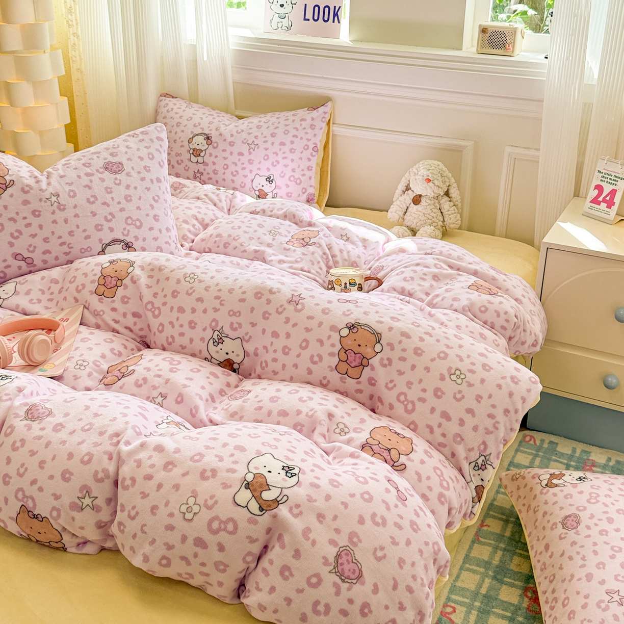 91家纺网 家纺一手货源 找家纺 呗旺鹿 2025新款A类牛奶绒数码印花卡通小清新四件套（场景二） 豹纹凯蒂