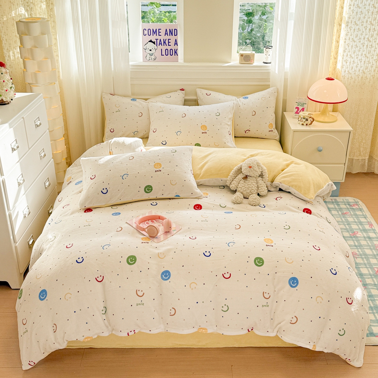 91家纺网 家纺一手货源 找家纺 呗旺鹿 2025新款A类牛奶绒数码印花卡通小清新四件套（场景二） 多彩笑脸