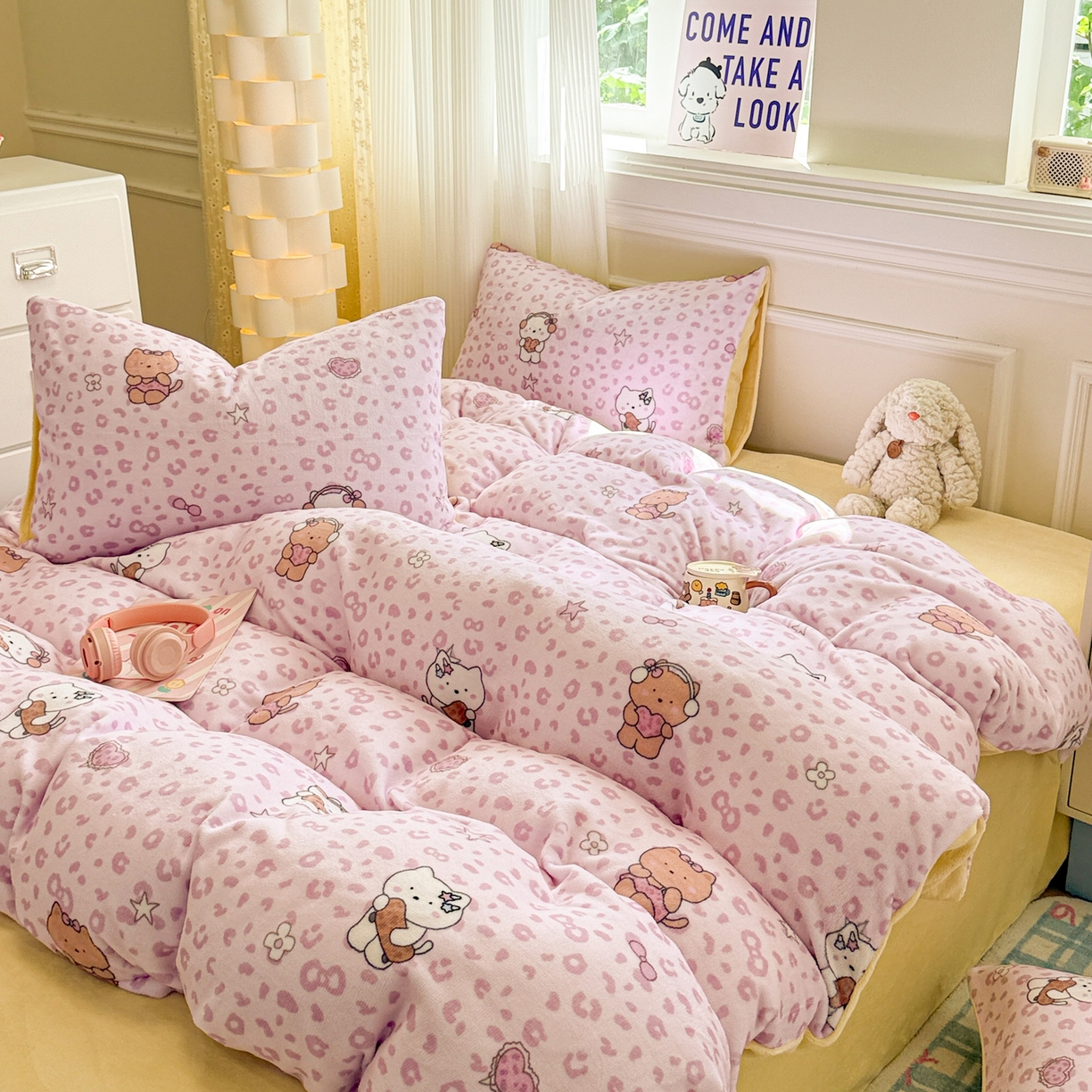 91家纺网 家纺一手货源 找家纺 呗旺鹿 2025新款A类牛奶绒数码印花卡通小清新四件套（场景二） 豹纹凯蒂