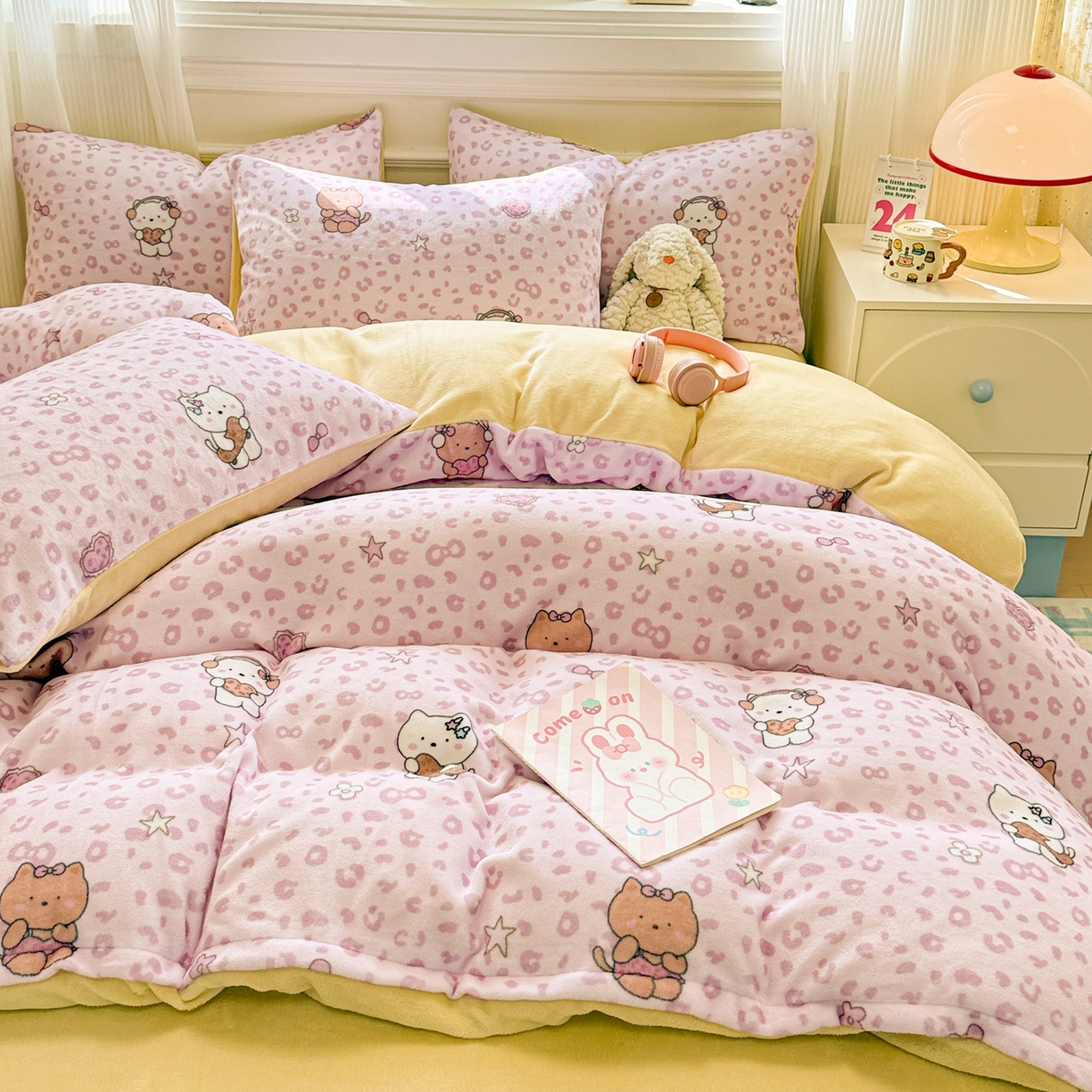 91家纺网 家纺一手货源 找家纺 呗旺鹿 2025新款A类牛奶绒数码印花卡通小清新四件套（场景二） 豹纹凯蒂