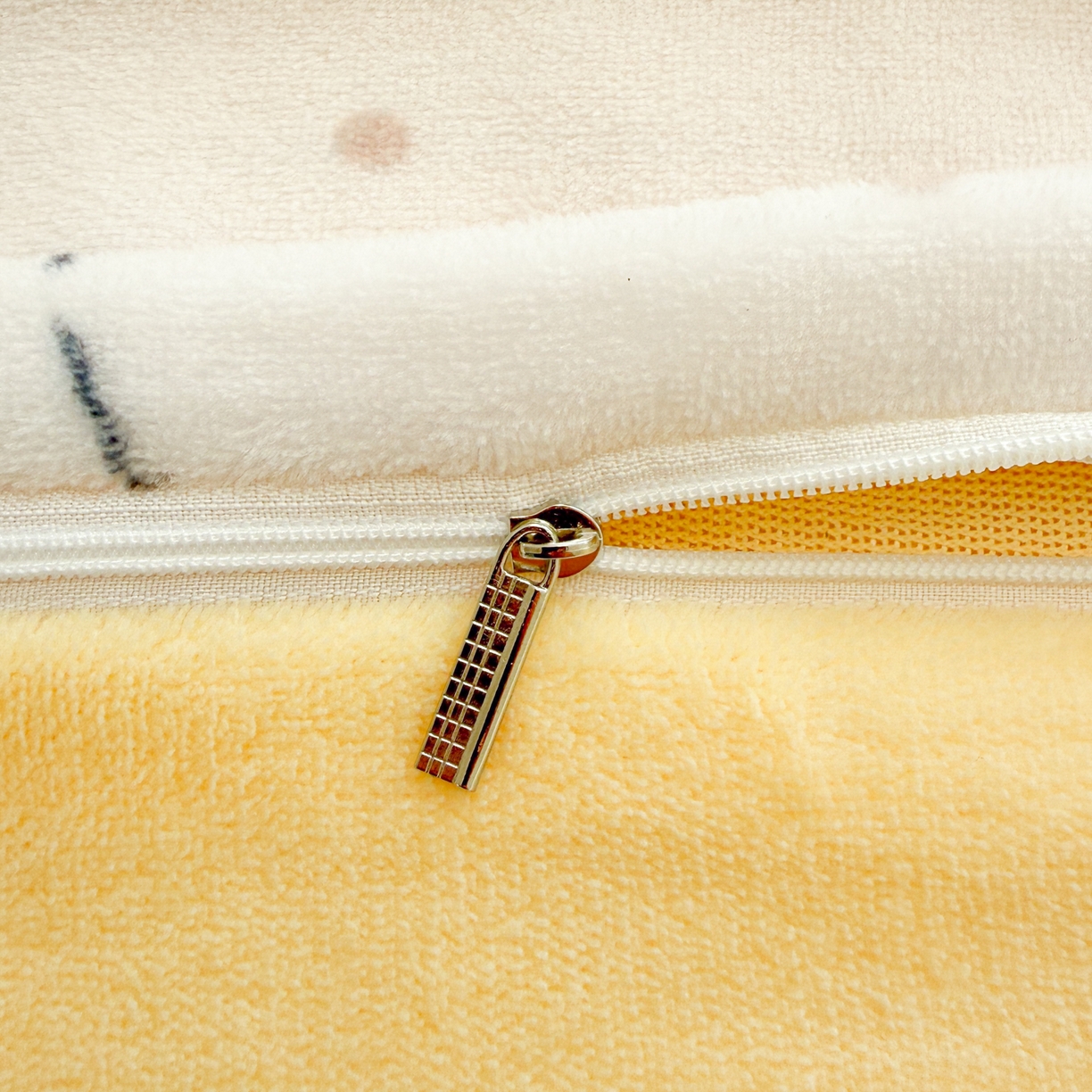 91家纺网 家纺一手货源 找家纺 呗旺鹿 2025新款A类牛奶绒数码印花卡通小清新四件套（场景二） 圣诞丫丫