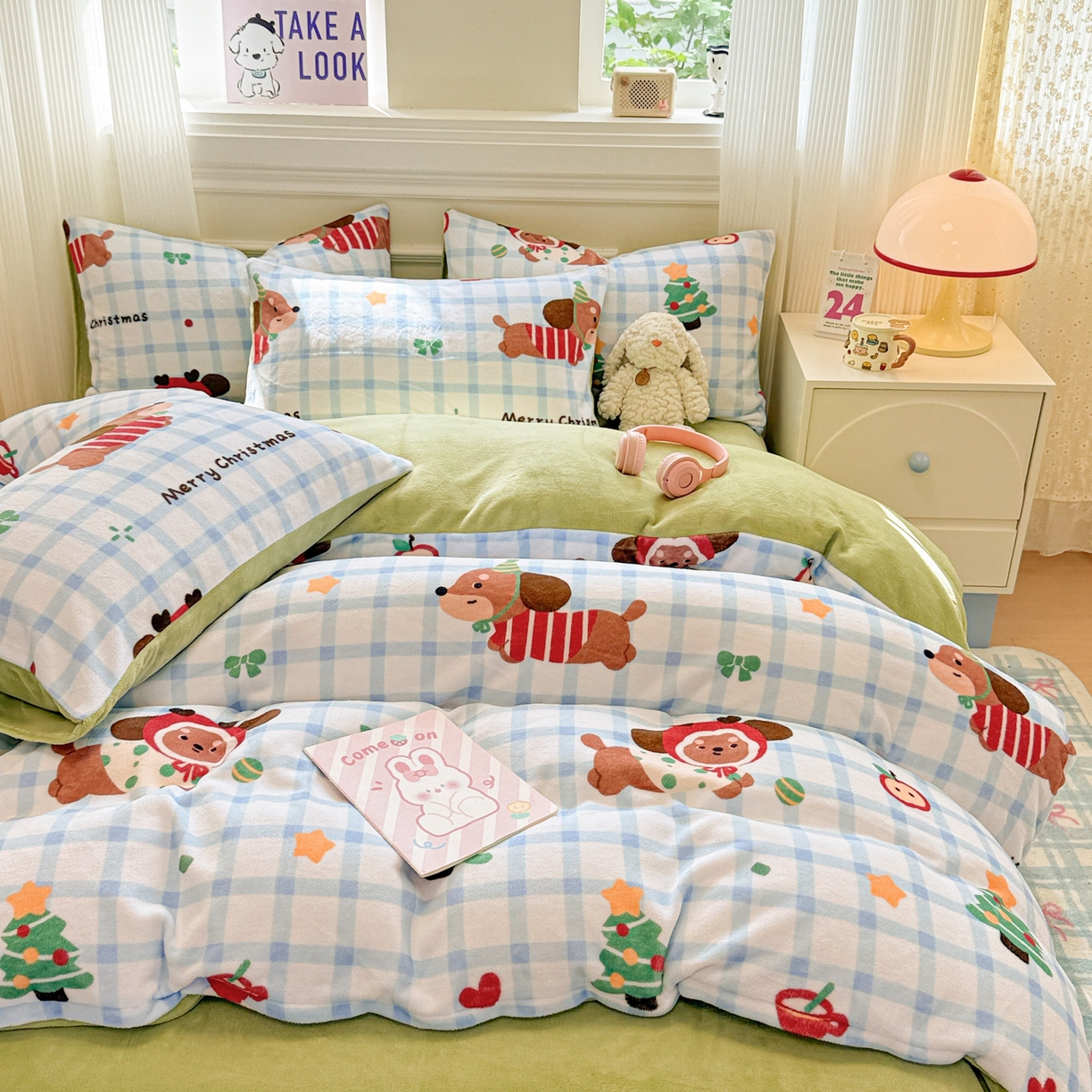 91家纺网 家纺一手货源 找家纺 呗旺鹿 2025新款A类牛奶绒数码印花卡通小清新四件套（场景二） 圣诞腊肠狗