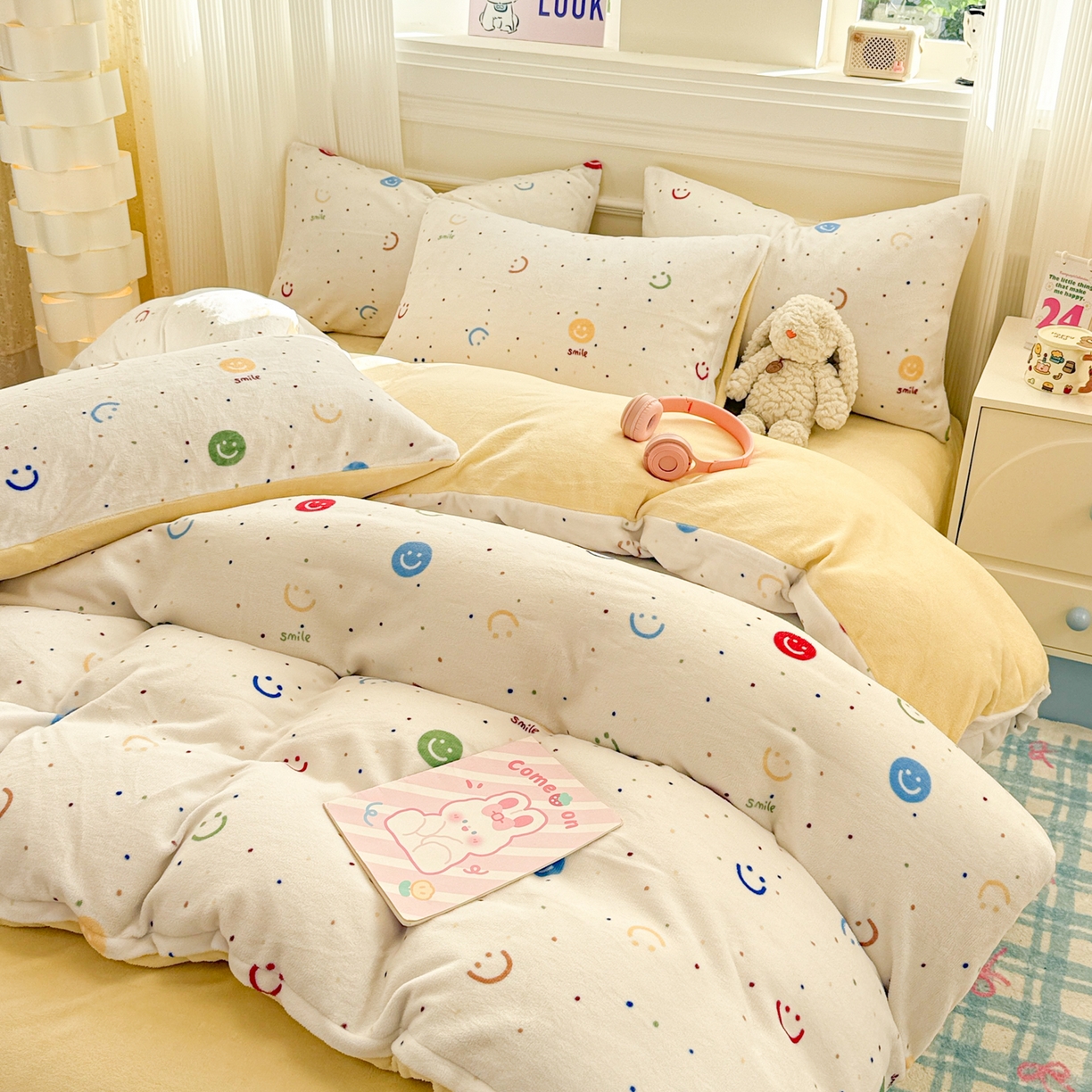91家纺网 家纺一手货源 找家纺 呗旺鹿 2025新款A类牛奶绒数码印花卡通小清新四件套（场景二） 多彩笑脸