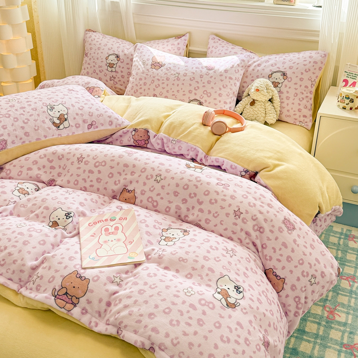 91家纺网 家纺一手货源 找家纺 呗旺鹿 2025新款A类牛奶绒数码印花卡通小清新四件套（场景二） 豹纹凯蒂