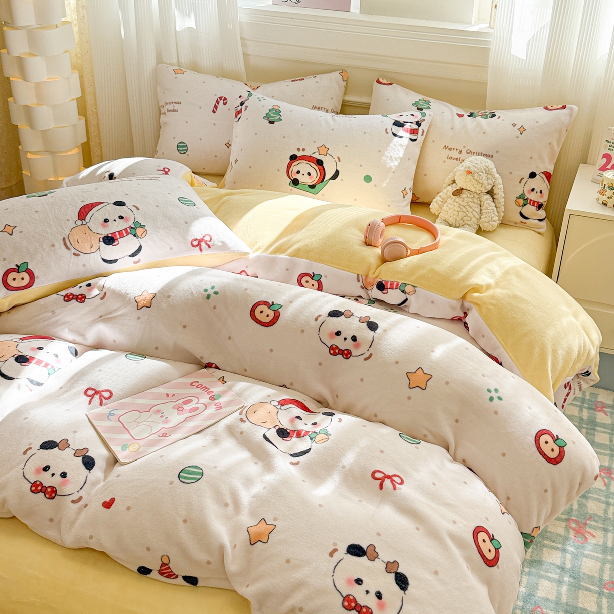 91家纺网 家纺一手货源 找家纺 呗旺鹿 2025新款A类牛奶绒数码印花卡通小清新四件套（场景二） 圣诞丫丫