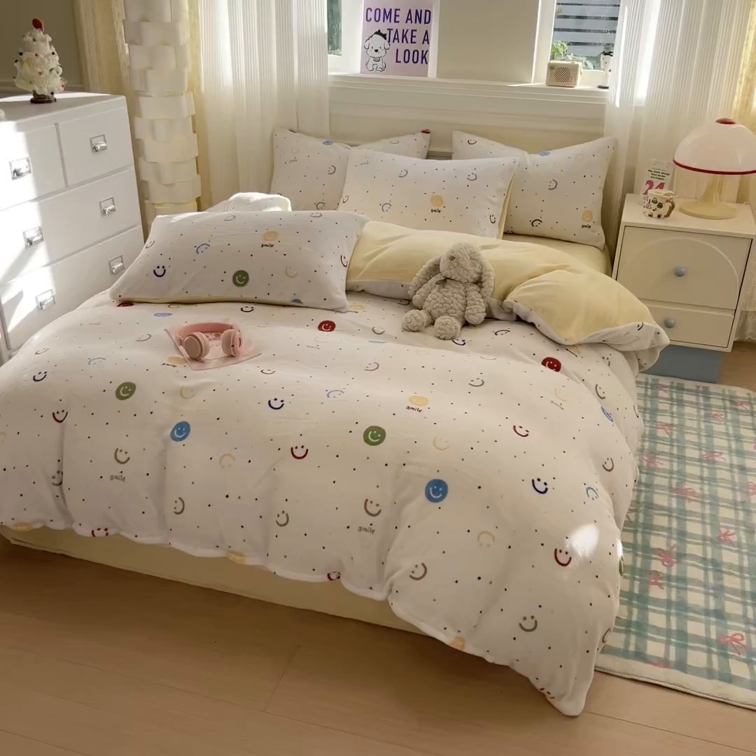 91家纺网 家纺一手货源 找家纺 呗旺鹿 2025新款A类牛奶绒数码印花卡通小清新四件套（场景二） 多彩笑脸