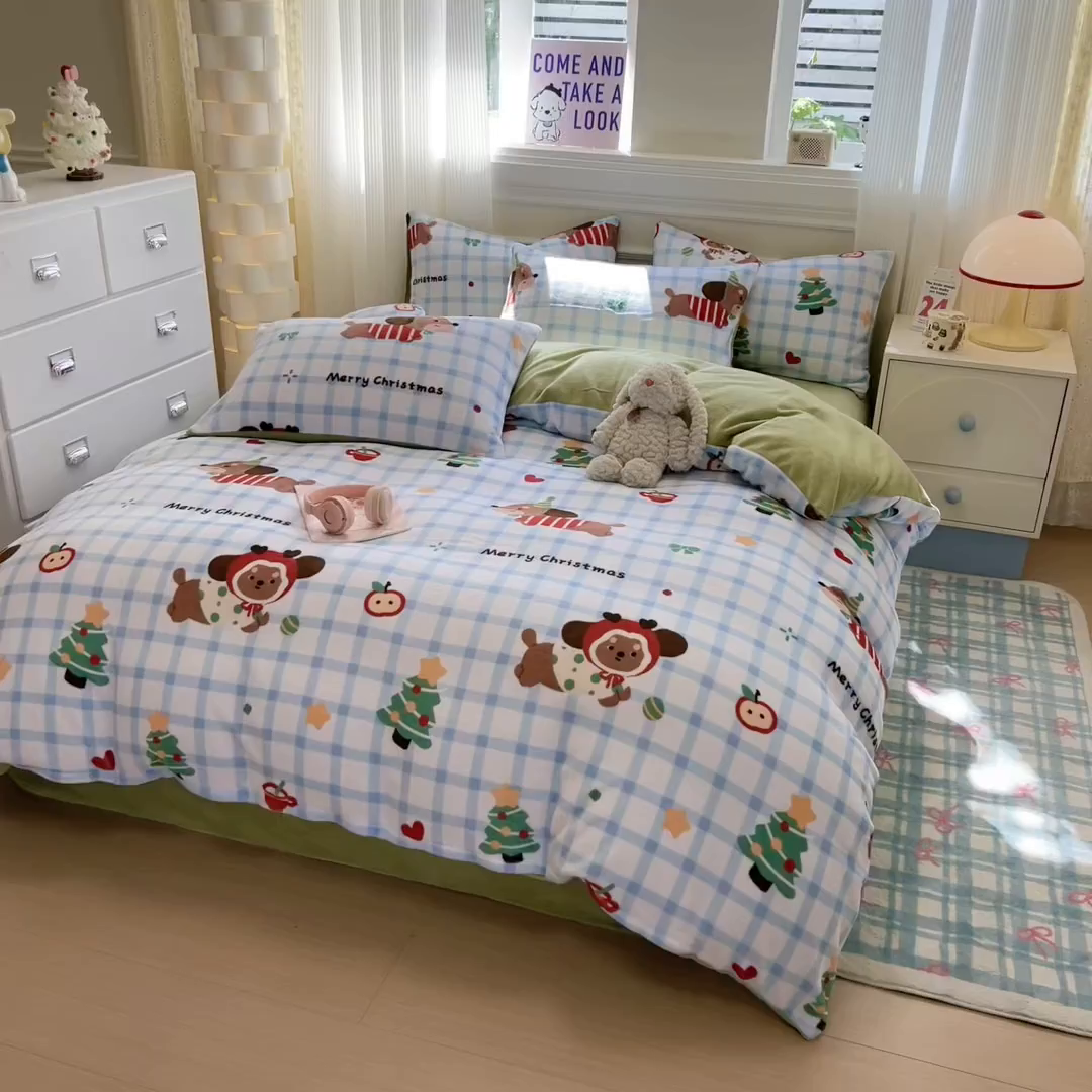 91家纺网 家纺一手货源 找家纺 呗旺鹿 2025新款A类牛奶绒数码印花卡通小清新四件套（场景二） 圣诞腊肠狗