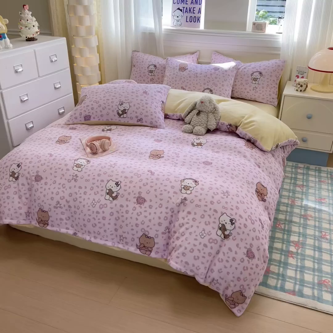 91家纺网 家纺一手货源 找家纺 呗旺鹿 2025新款A类牛奶绒数码印花卡通小清新四件套（场景二） 豹纹凯蒂