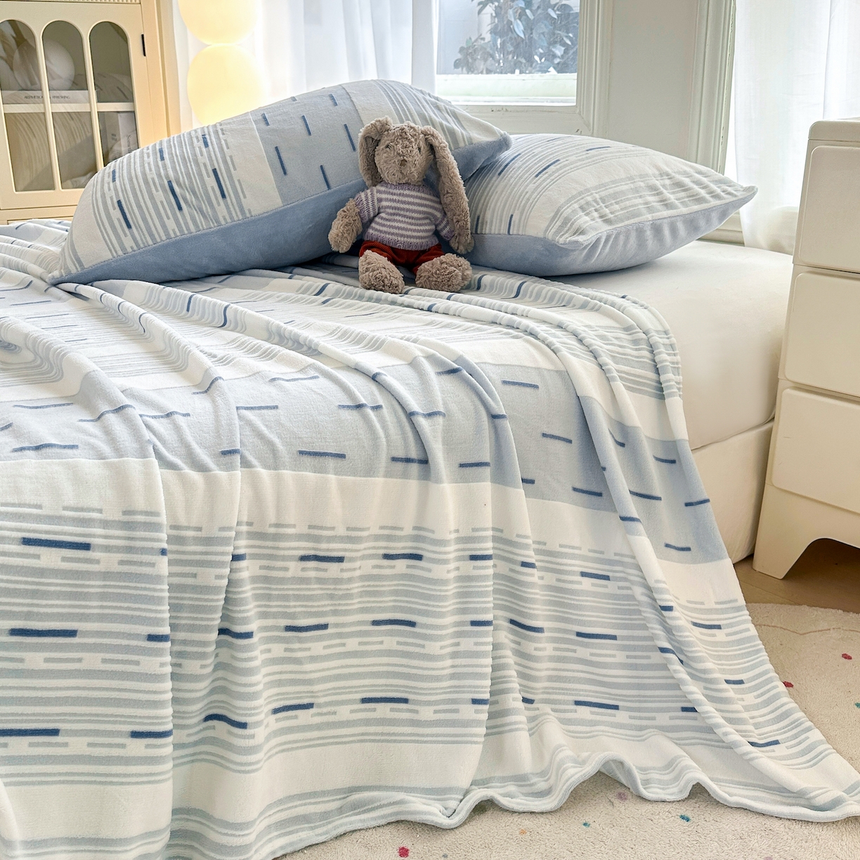 91家纺网 家纺一手货源 找家纺 灰鲸 2025新款立体雕花牛奶绒床单单床单单品床单单件 速写-蓝