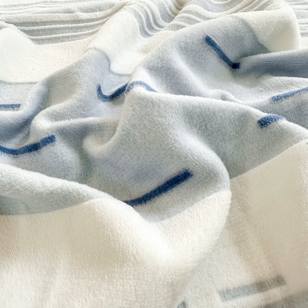 91家纺网 家纺一手货源 找家纺 灰鲸 2025新款立体雕花牛奶绒床单单床单单品床单单件 速写-蓝