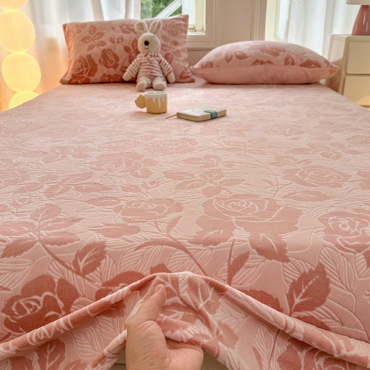 91家纺网 家纺一手货源 找家纺 灰鲸 2025新款立体雕花牛奶绒床单单床单单品床单单件 爱意-粉