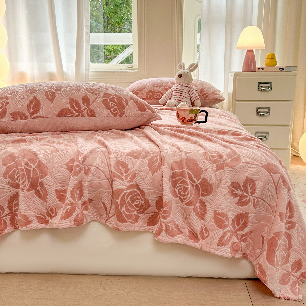 91家纺网 家纺一手货源 找家纺 灰鲸 2025新款立体雕花牛奶绒床单单床单单品床单单件 爱意-粉