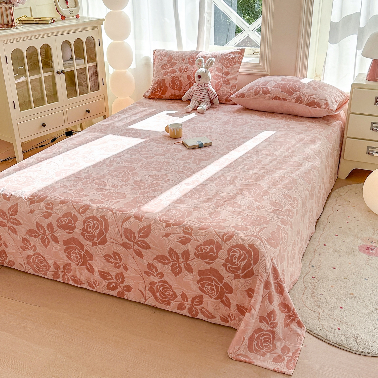 91家纺网 家纺一手货源 找家纺 灰鲸 2025新款立体雕花牛奶绒床单单床单单品床单单件 爱意-粉