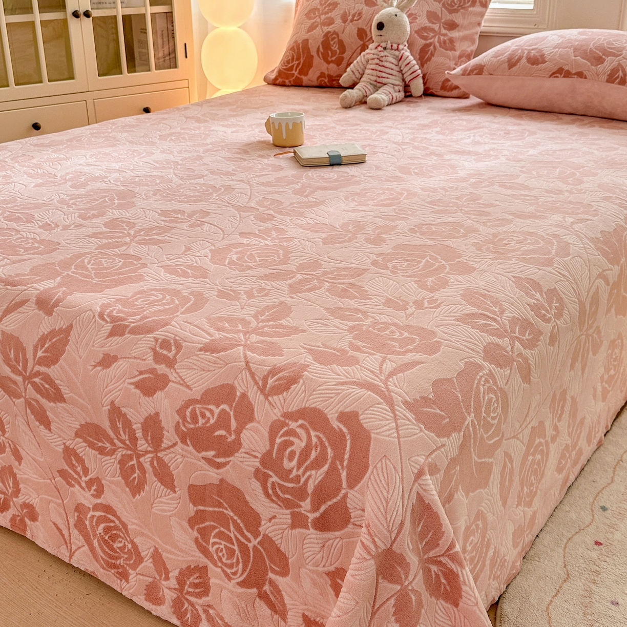 91家纺网 家纺一手货源 找家纺 灰鲸 2025新款立体雕花牛奶绒床单单床单单品床单单件 爱意-粉