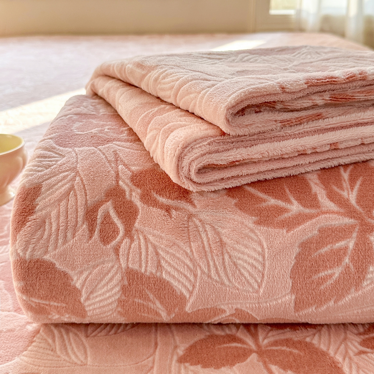 91家纺网 家纺一手货源 找家纺 灰鲸 2025新款立体雕花牛奶绒床单单床单单品床单单件 爱意-粉