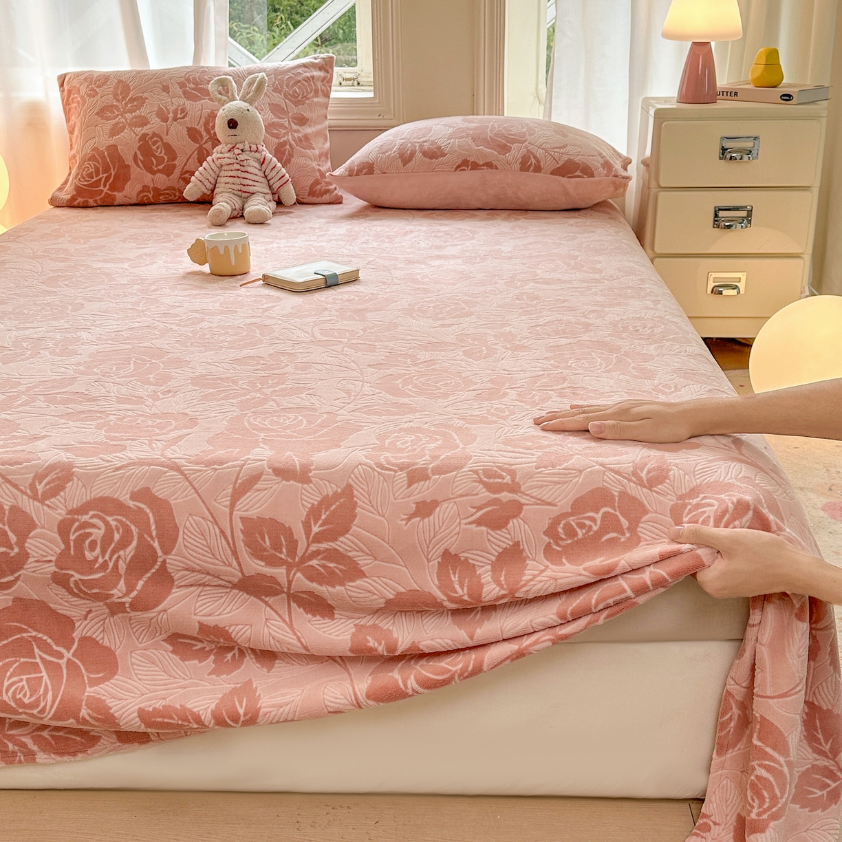 91家纺网 家纺一手货源 找家纺 灰鲸 2025新款立体雕花牛奶绒床单单床单单品床单单件 爱意-粉