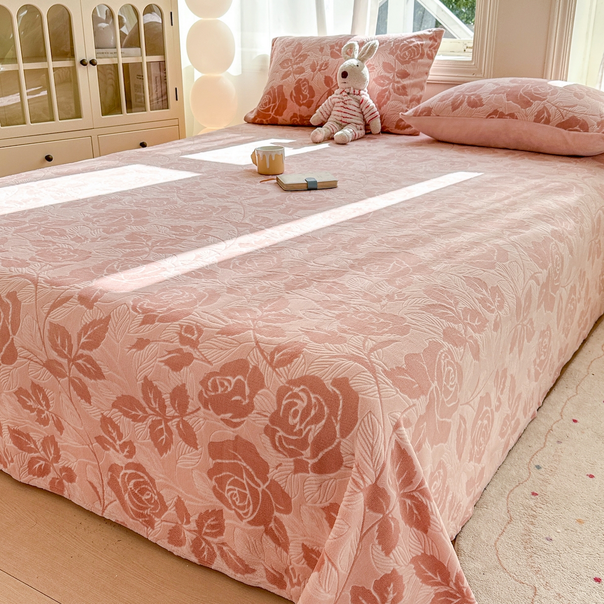 91家纺网 家纺一手货源 找家纺 灰鲸 2025新款立体雕花牛奶绒床单单床单单品床单单件 爱意-粉