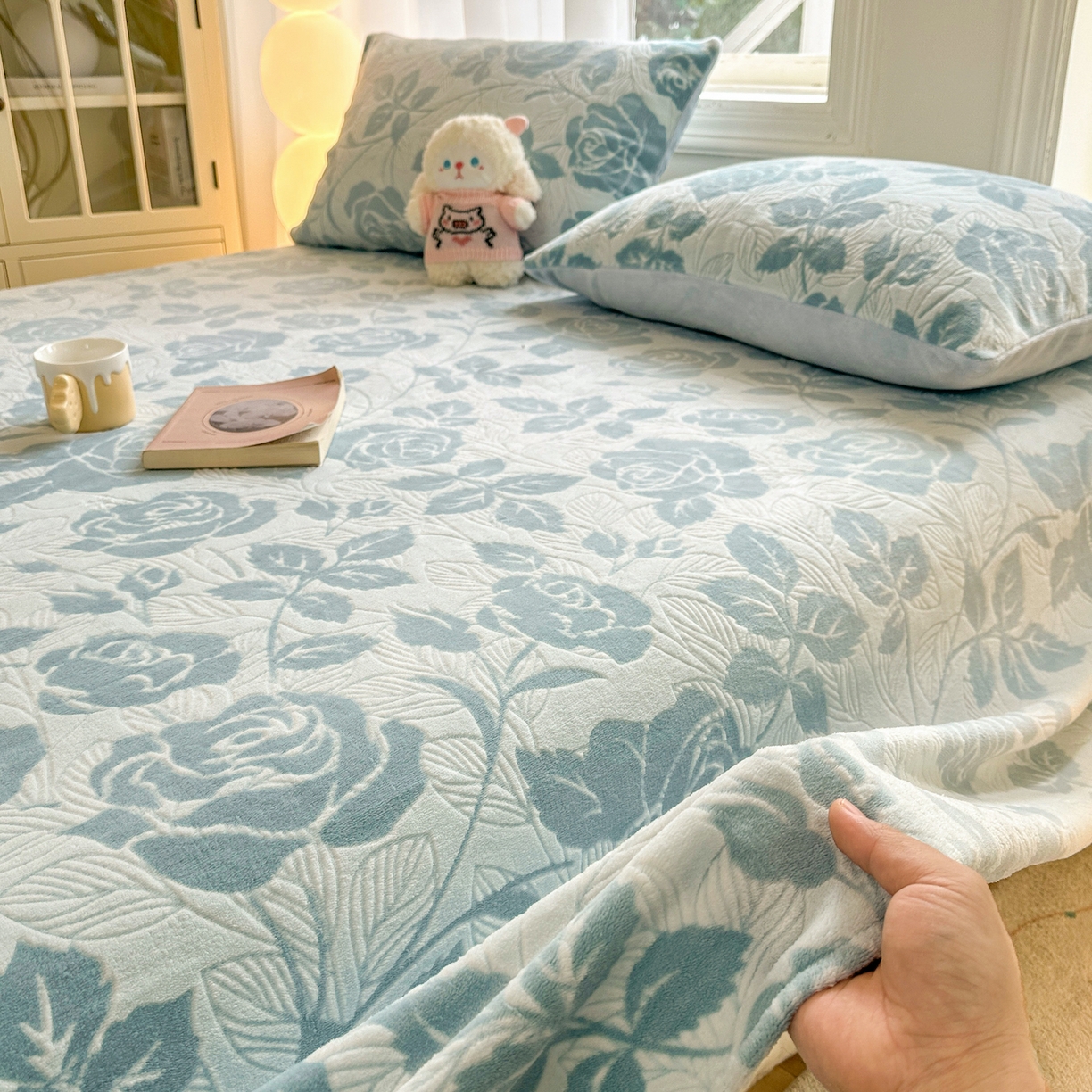 灰鲸 2025新款立体雕花牛奶绒床单单床单单品床单单件 爱意-蓝