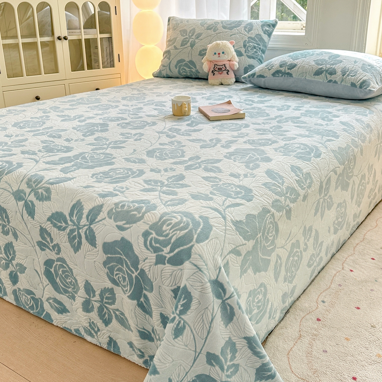 91家纺网 家纺一手货源 找家纺 灰鲸 2025新款立体雕花牛奶绒床单单床单单品床单单件 爱意-蓝