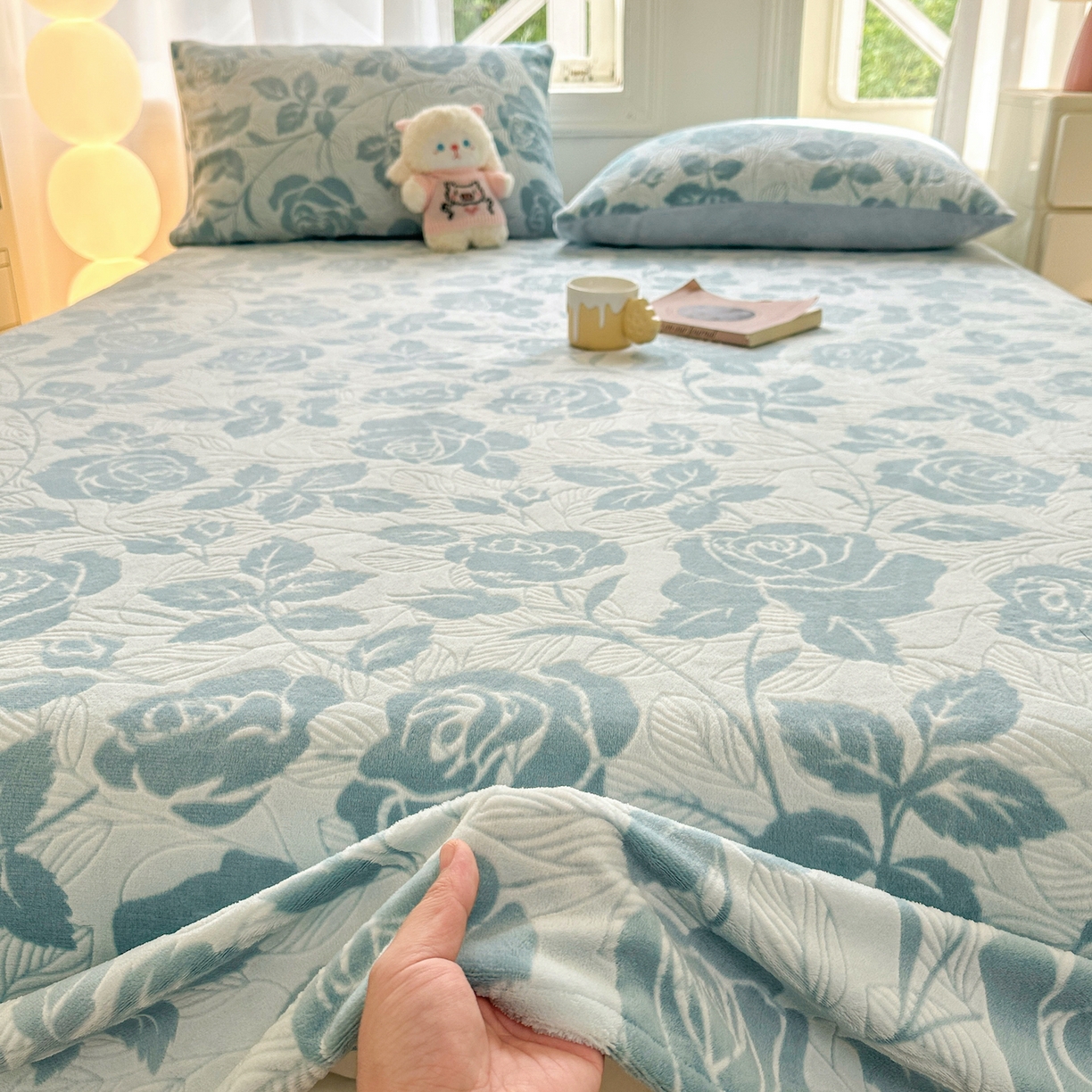 91家纺网 家纺一手货源 找家纺 灰鲸 2025新款立体雕花牛奶绒床单单床单单品床单单件 爱意-蓝